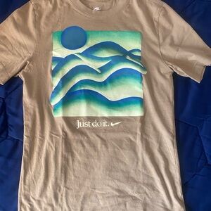 Nike Men’s Tan Graphic Tee with Blue-Green Wave Print